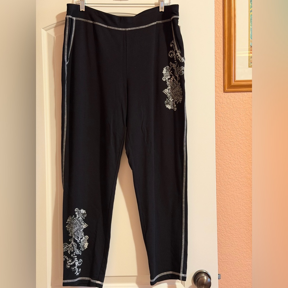 Chico's Black Zenergy Pull-On Stretch Pants white Stitching,pockets,scroll print
